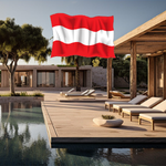 Villa mit Terrasse auf der Sonnenliegen am Pool stehen. Darüber weht die Flagge von Österreich